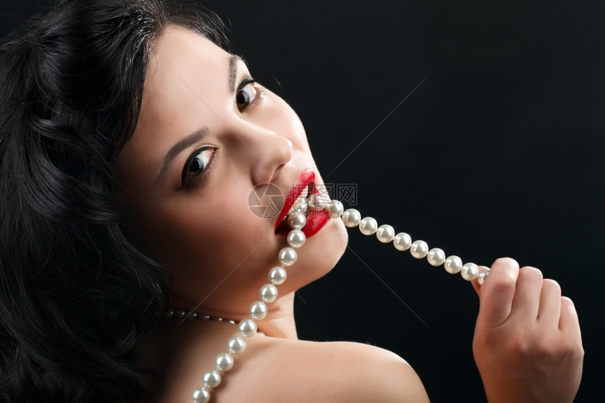 一位带着珍珠子的年轻黑发女人肖像美丽嘴唇图片