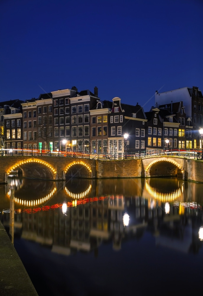 克拉夫琴科桥荷兰语阿姆斯特丹夜市风景有一条运河图片