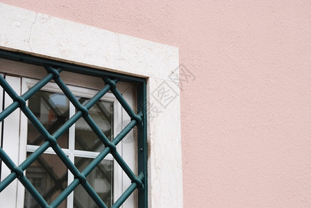 将安全玻璃窗和粉红色墙作为监狱的住所概念家网格防止高清图片
