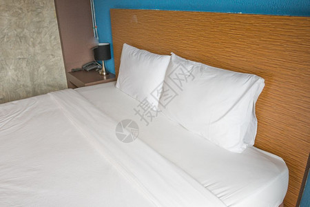 白枕头和睡在房间里的白床上寝具自在毯子图片