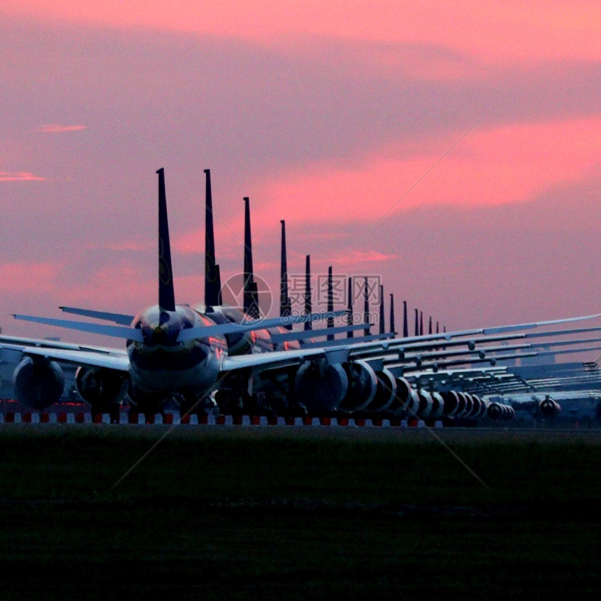 旅游航运空中背景美丽的飞机在场停坪的景象轮廓图片