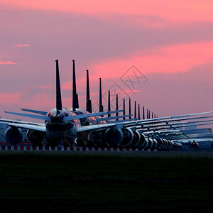 旅游航运空中背景美丽的飞机在场停坪的景象轮廓图片