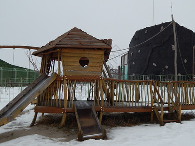 白雪皑冬季的小型建筑形式和细节小建筑形式建造图片