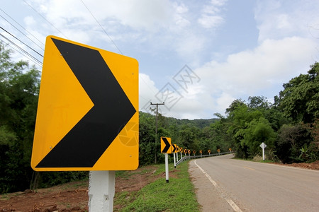 注意力高速公路农村道警告标志上示警的曲线路标志图片