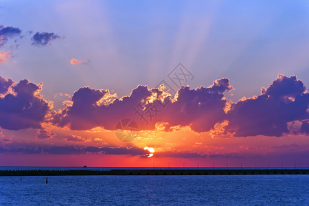 海边美丽的落日天空背景图片
