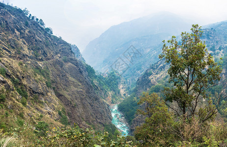 一种电路尼泊尔喜马拉雅山春日的深峡谷岩石图片