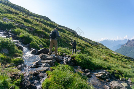 意大利阿尔卑斯山度假中探险体育活动高山自然河背景图片