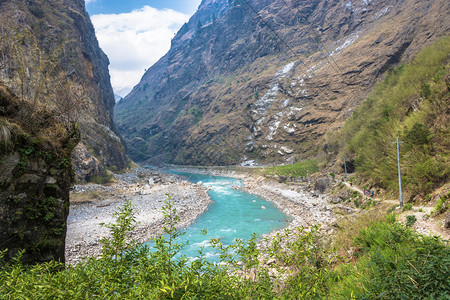 尼泊尔喜马拉雅山春日的深峡谷河天安纳普尔图片