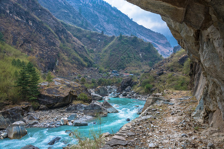 跋涉区尼泊尔喜马拉雅山春日的深峡谷图片