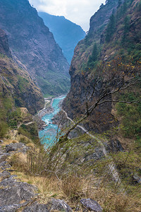 尼泊尔喜马拉雅山春日的深峡谷风景优美自然春天图片