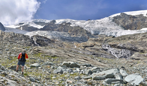公园多岩石的徒步旅行者山高攀登岩峰夏季到冰川图片