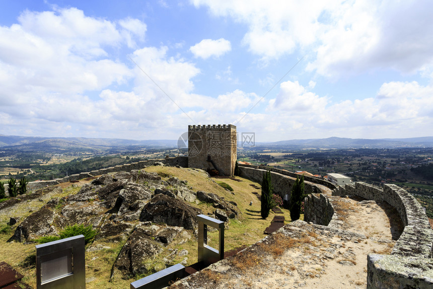 结石塔在12世纪和3以罗马式和哥特建造的中世纪山城堡墙上没有梅龙护城河在葡萄牙BeiraBeiraCeloricodaBeira图片