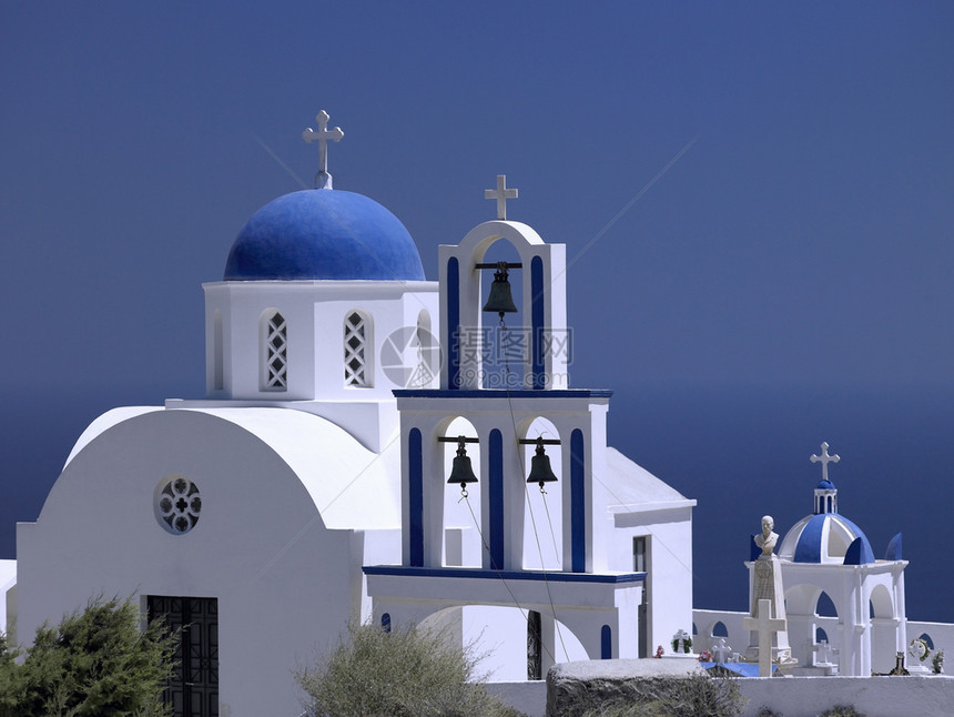 叉希腊大陆东南约20公里处的爱琴海火山岛圣托里尼的一个希腊东正教堂位于希腊大陆东南约20公里处正统圆顶图片