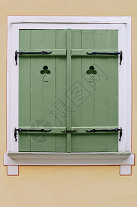 墙上的封闭式绿色木百叶窗屋正面安全背景图片