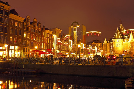 同层排水公共交通灯晚上在荷兰阿姆斯特丹与瓦格大楼同在桥背景