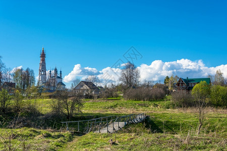 michael美丽的绿色Mikhailovskoye村的景象与圣大教堂Michael教堂和在桑尼春日无生物宿主的景象晴天背景