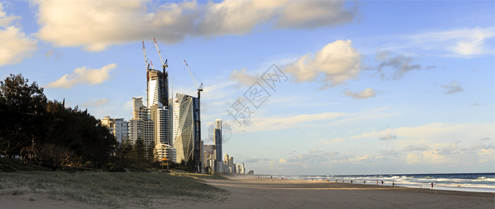 建筑物昆士兰海洋金色岸的摩天大厦日落前在布罗贝海滩上看到图片