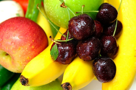 新鲜的白色食物香蕉新鲜红樱桃和其他各种季节水果和蔬菜樱桃杂类水果图片