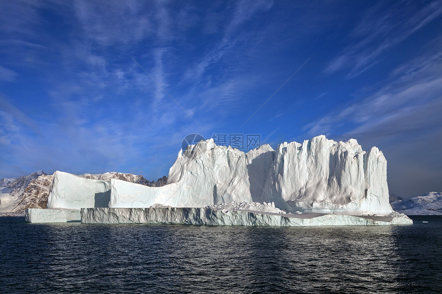 漂浮的晚大冰山漂浮在东格陵兰的唐士比松午后阳光下旅行图片