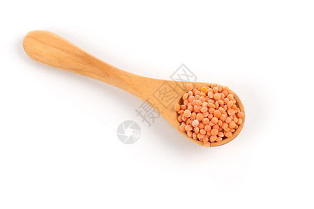 健康生的以木勺制红有机扁豆在白色背景上被孤立图片
