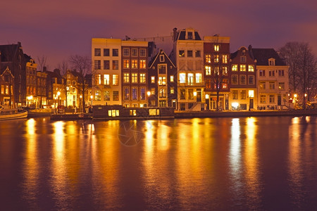 建筑学公共交通运输在荷兰的阿姆斯特丹夜间住房图片