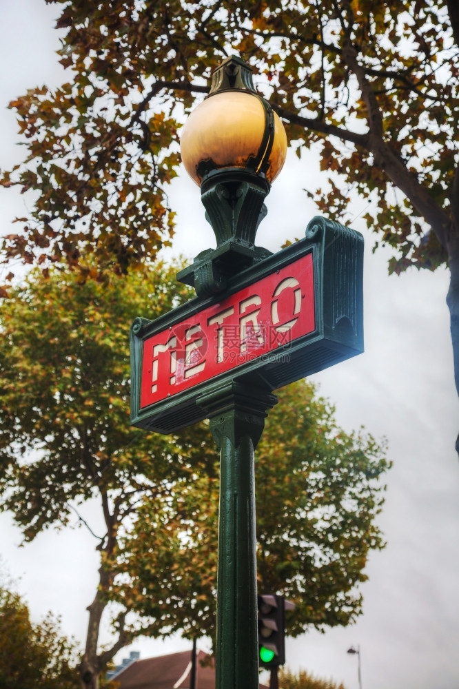 优质的首都街道法国巴黎有地铁标志的极杆图片