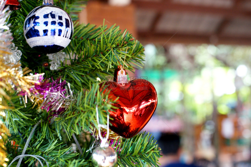圣诞树上装饰红心和各种装饰品图片