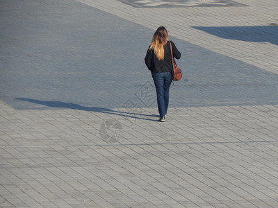 城市里的人男和女散步工作女商人们街道背景图片