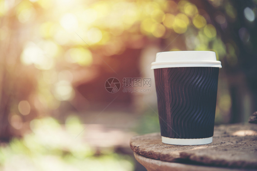 马克杯休息以自然早晨背景为的纸杯咖啡潮人图片