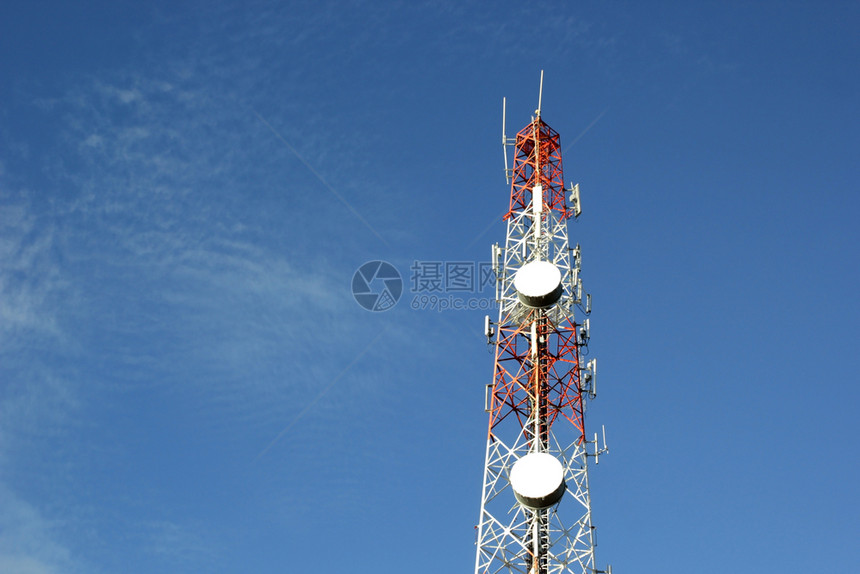 车站电话具有美丽的天空背景电讯塔Tall中继器图片