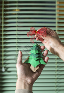 假期手握着圣诞树和丝带传统的冬天图片