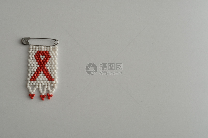 一只作为珠子工针的辅助丝带被隔离艾滋一种图片