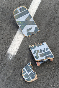 青年文化木板黑色沥青街上的断板滑白色街道线背景图片