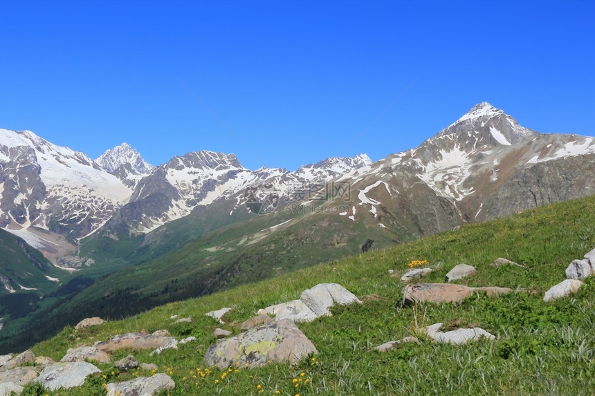 东拜陡高加索绿色山脉的夏季风景图象Name悬崖图片