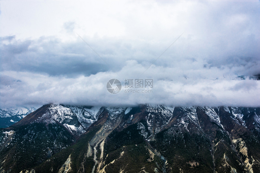 被白云覆盖的山峰图片