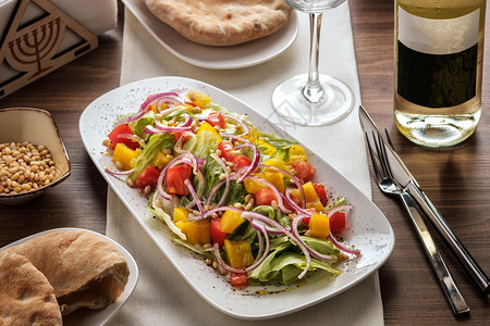 莴苣沙拉加番茄胡椒和洋葱健康食用白蔬菜季节沙拉吃一顿饭图片