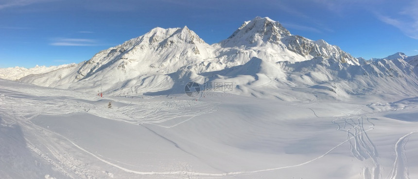 白雪皑皑的冬季山峰图片