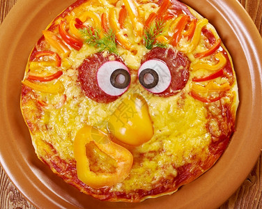 番茄面对比萨宝菜单的笑脸烘烤意大利辣香肠图片
