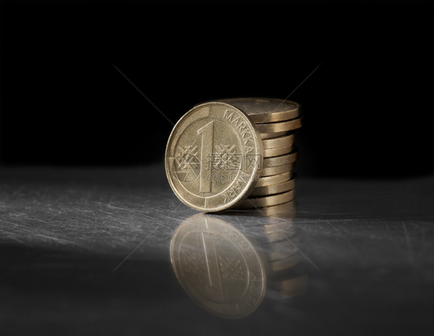 过时的芬兰马克从1860年到2年月8日是芬兰的货币当时它不再是法定货币马克卡被欧元取代这是最新设计的1马克硬币二月金融的图片