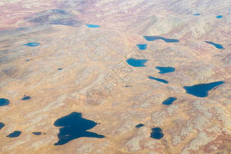 地球夏季从空气中看到格陵兰的景观有岩石表面湖泊和地光质学情绪图片