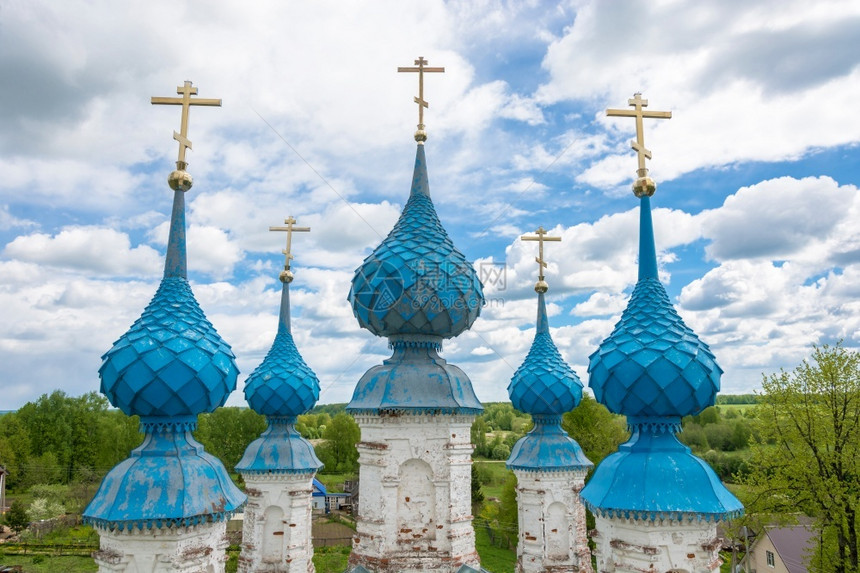 场地村庄米哈伊洛夫斯科耶村美丽的全景来自圣大天使迈克尔教堂的钟楼和无生物宿主的钟楼图片