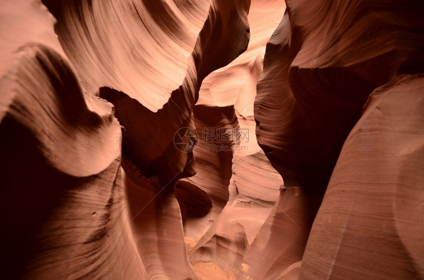 降低亚利桑那州Antelope峡谷的雕刻墙壁砂岩景观图片