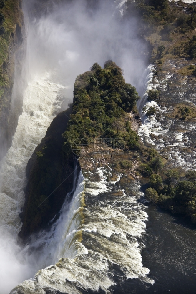 风景下降津巴布韦和赞比亚边界维多利瀑布的空中视线取自津巴布韦和赞比亚边境非洲人图片