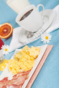 营养早餐炒鸡蛋和脆培根火腿图片