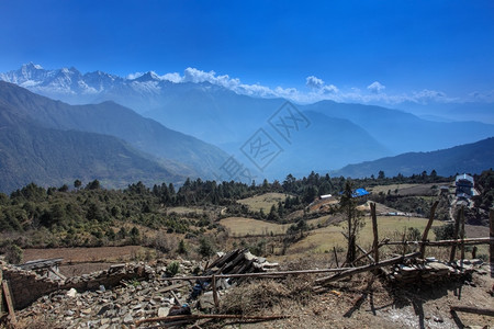 高的屋老尼泊尔珠穆峰地区山背景的尼泊尔村珠穆峰地区图片