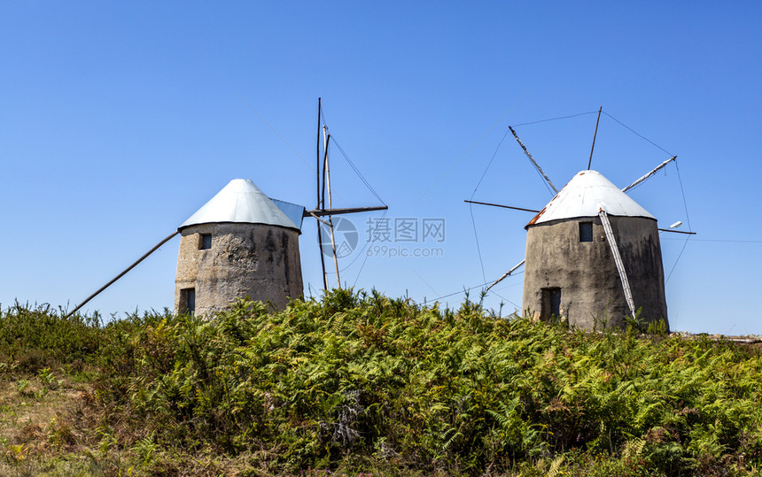 磨粮食葡萄牙Coimbra省Penacova葡萄牙城镇附近的Gavinhos传统泥瓦风车景象科英布拉图片