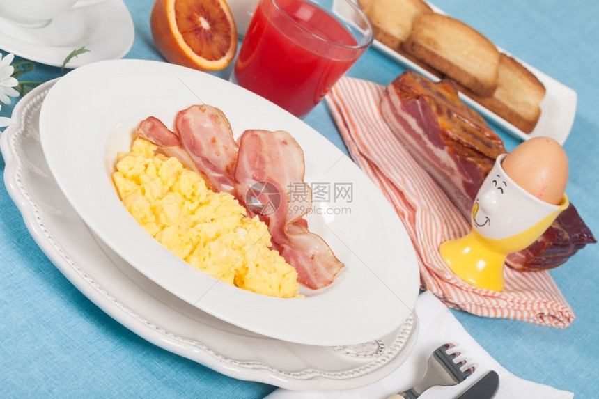 早餐早餐炒鸡蛋和脆培根火腿图片