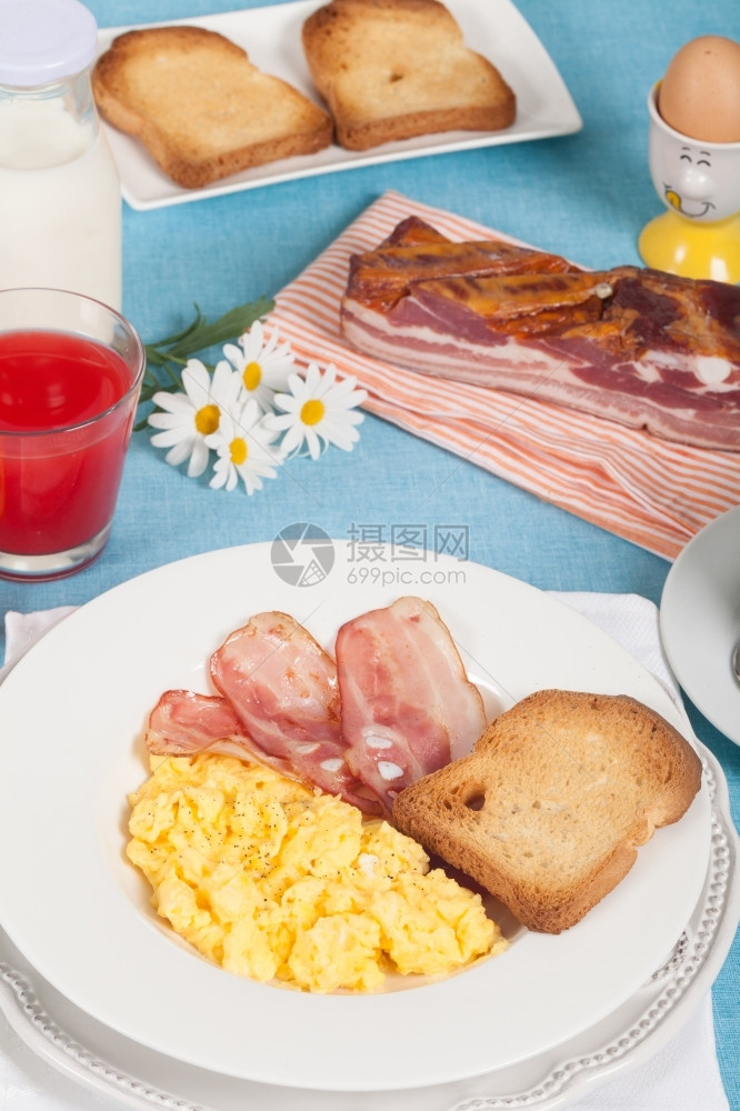典型早餐炒鸡蛋和脆培根火腿图片