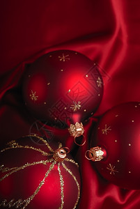 红色的圣诞节装饰风格红色丝绸背景的圣诞装饰图片
