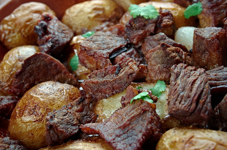 红色的Afelia传统的希族塞人和浦路斯食物猪肉烧成红酒橄榄煮熟的图片